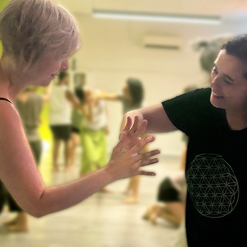 Mujeres haciendo Biodanza - Puente Biodanza